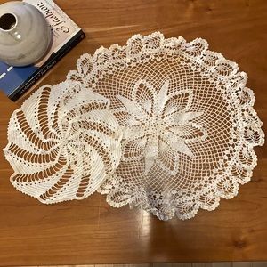 Lot 2 vintage doilies